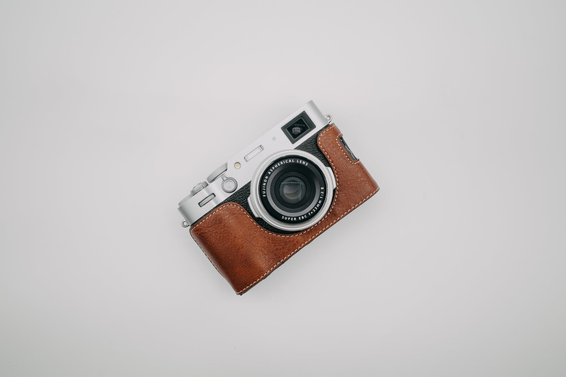 MUZIRI KINOKOO Custodia Fuji X100VI in Pelle PU, Mezza Custodia Protettiva Compatibile per Fotocamera Fujifilm X100VI Facile da Trasportare - con Fondo Apribile e Design con Impugnatura - Marrone MUZIRI KINOKOO Custodia Fuji X100VI in Pelle PU, Mezza Custodia Protettiva Compatibile per Fotocamera Fujifilm X100VI Facile da Trasportare - con Fondo Apribile e Design con Impugnatura - Marrone